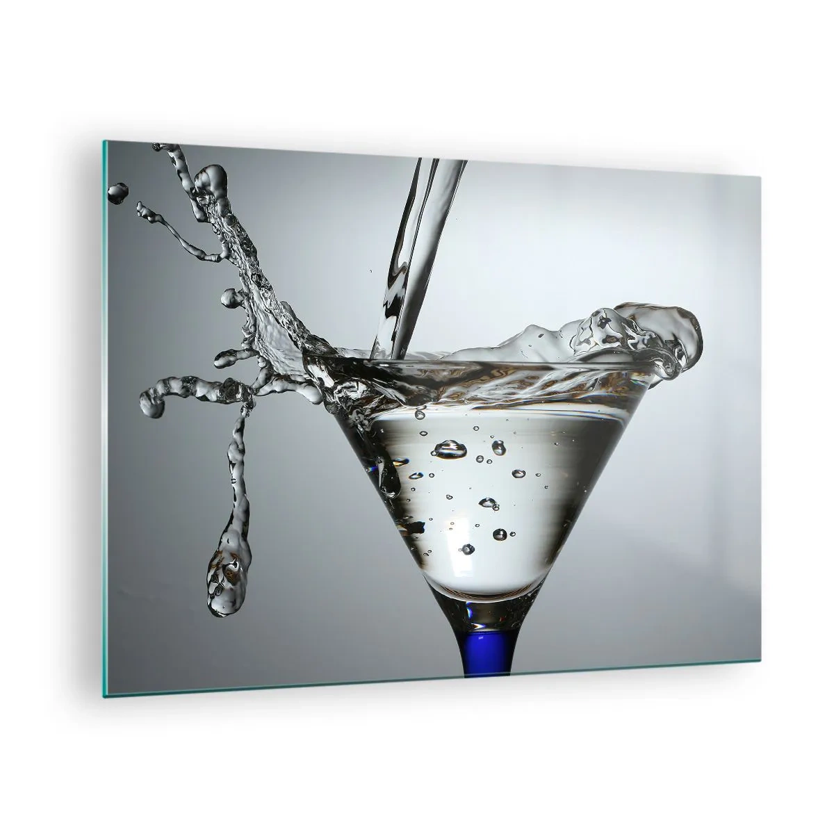 Tablou pe sticlă - Lichid într-un pahar de martini stropind pe un fundal gri - 70x50cm - La marginea paharului - Decorațiune modernă pentru perete pentru living și dormitor ARTTOR