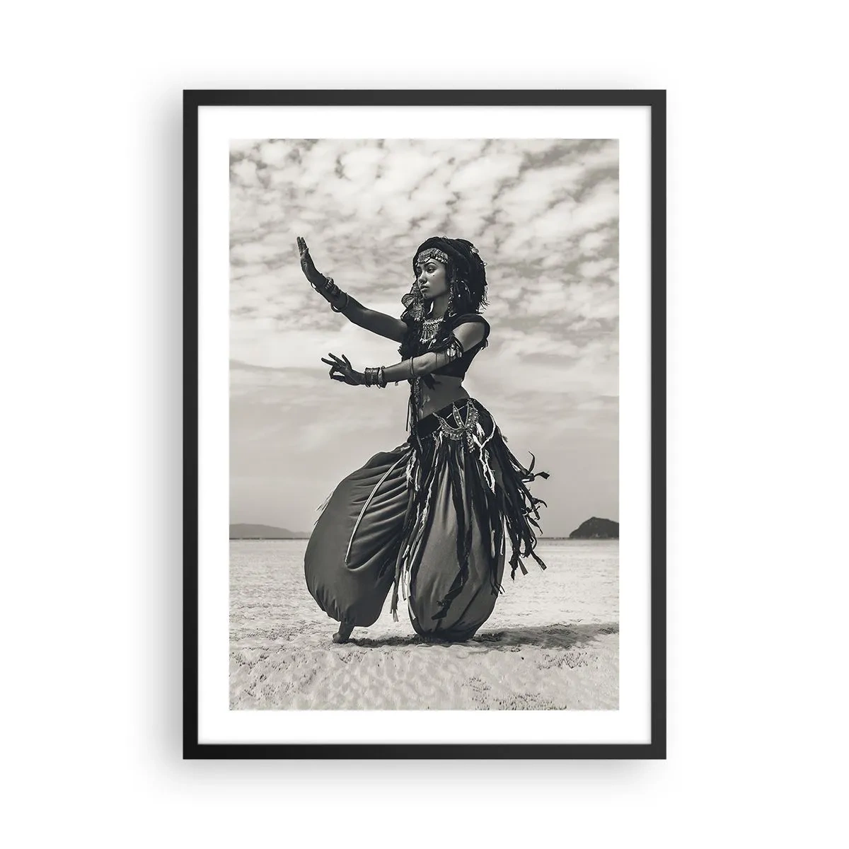 Poster în ramă neagră - O dansatoare etnică pe fundalul unui peisaj deșertic - 50x70cm - Dansul insulelor sudice - Decorațiune modernă pentru perete pentru living și dormitor ARTTOR