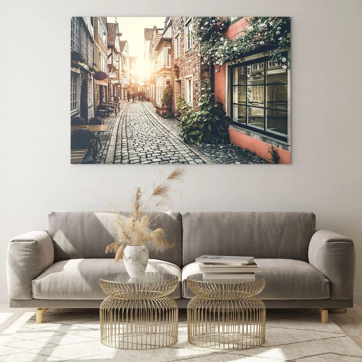 Tablou pe sticlă - O stradă fermecătoare cu case de locuit iluminate de apusul soarelui - 70x50cm - Străduță în splendoare roz - Decorațiune modernă pentru perete pentru living și dormitor ARTTOR