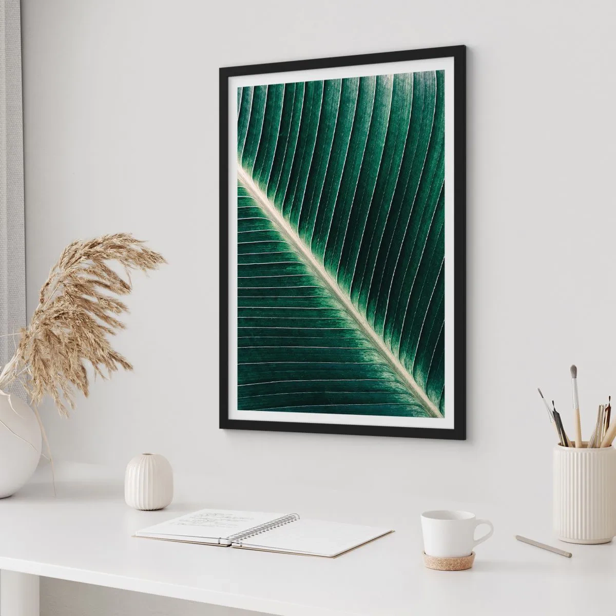 Poster în ramă neagră - Detaliu al unei frunze verzi cu vene vizibile - 50x70cm - Ritmul naturii - Decorațiune modernă pentru perete pentru living și dormitor ARTTOR