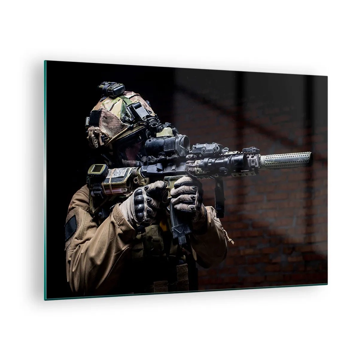 Tablou pe sticlă - Un soldat în echipament complet cu o pușcă sprijinită de un zid de cărămidă - 70x50cm - Eficient mortal - Decorațiune modernă pentru perete pentru living și dormitor ARTTOR