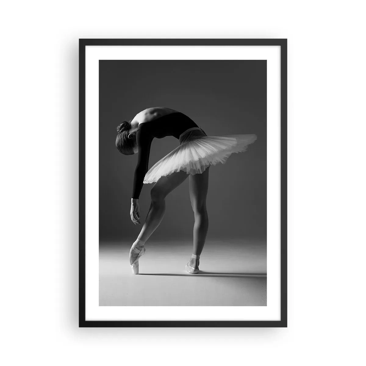 Poster în ramă neagră - O balerină într-o compoziție alb-negru într-o poză elegantă - 50x70cm - Bella balerina - Decorațiune modernă pentru perete pentru living și dormitor ARTTOR