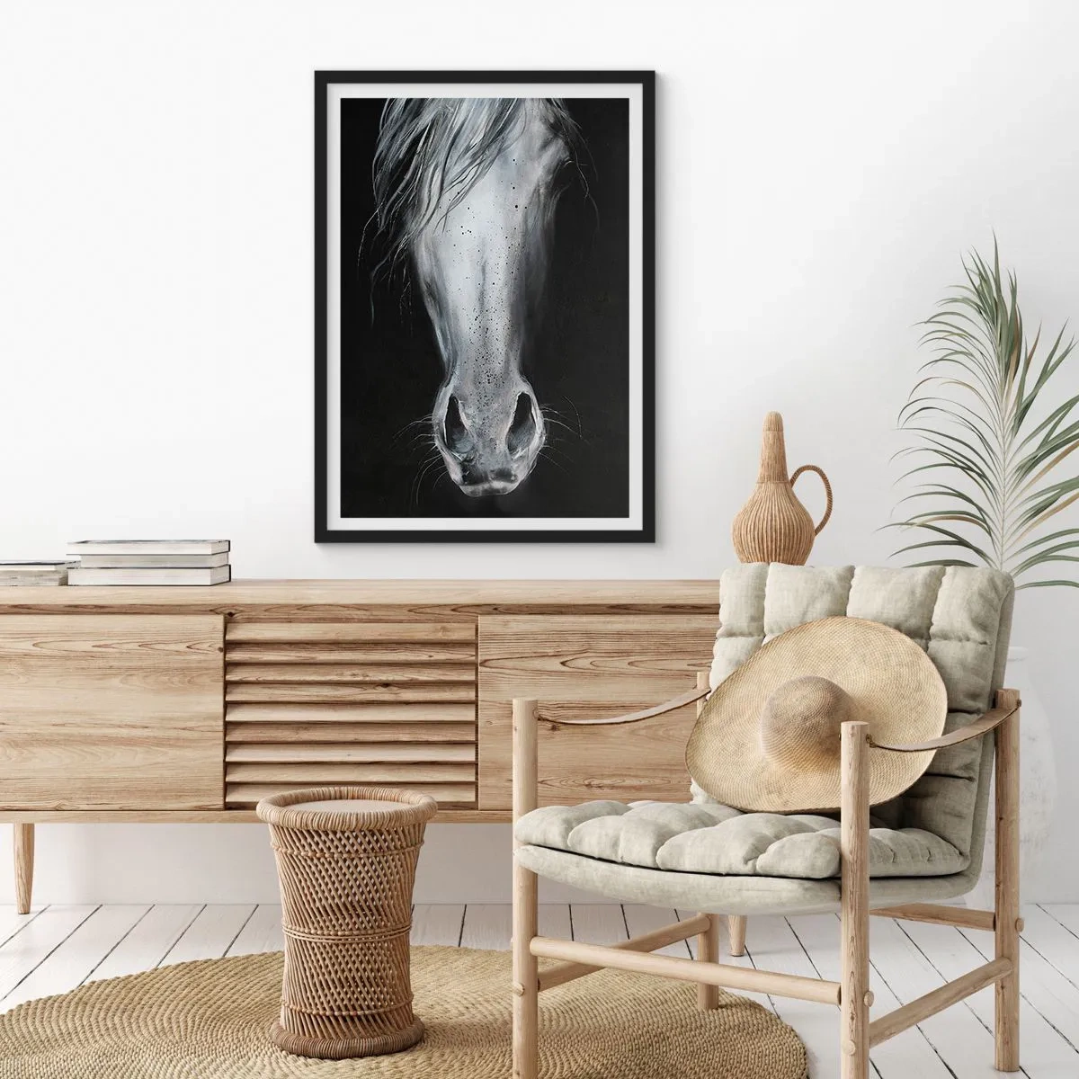 Poster în ramă neagră - Prim-plan al feței unui cal în alb și negru - 50x70cm - O privire seducătoare - Decorațiune modernă pentru perete pentru living și dormitor ARTTOR