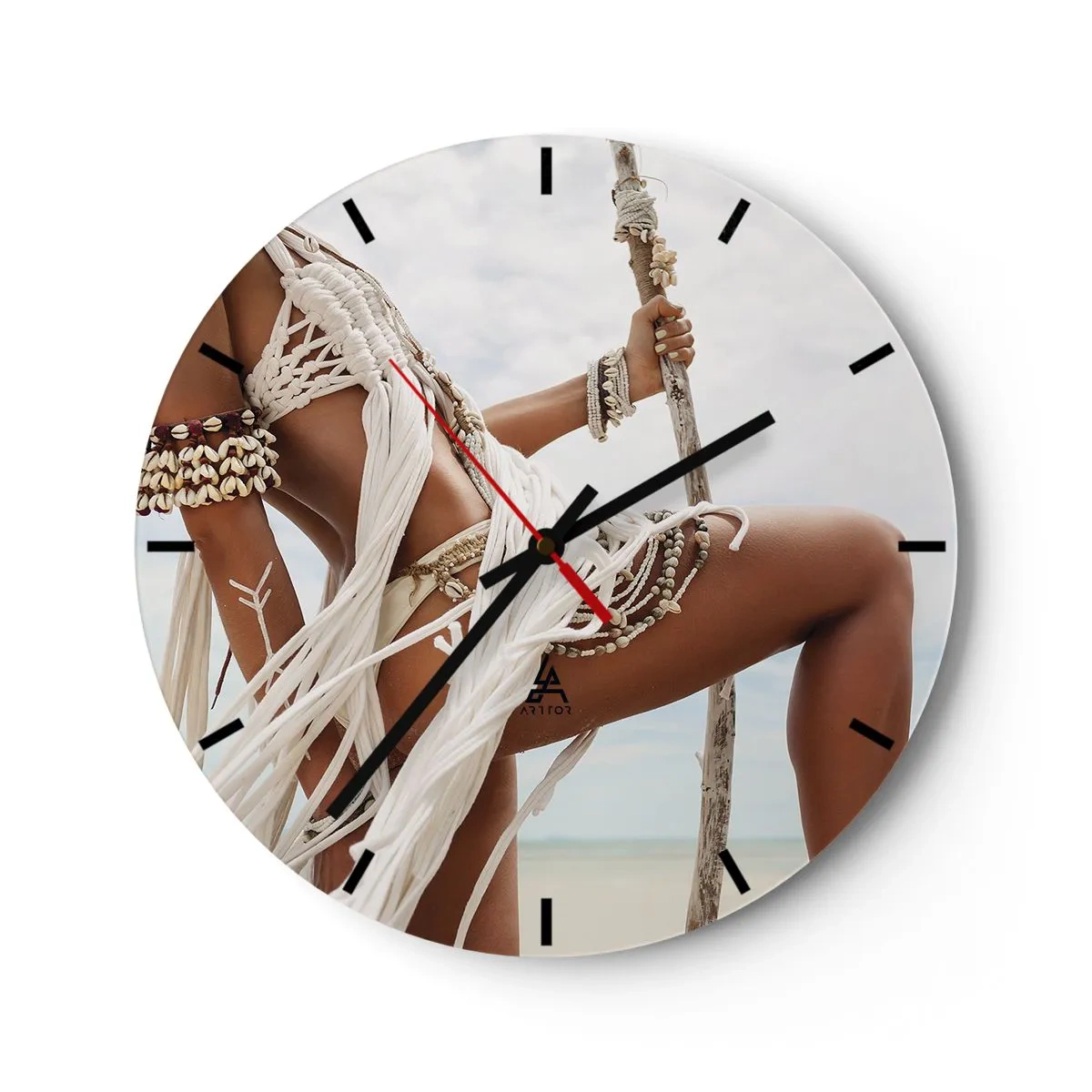 Ceas de perete - Ceas pe sticlă - O figură stilizată în bijuterii etnice pe fundalul unei plaje. - 30x30cm - Preoteasa Soarelui - Decorațiune modernă pentru perete pentru living, bucătărie și dormitor ARTTOR