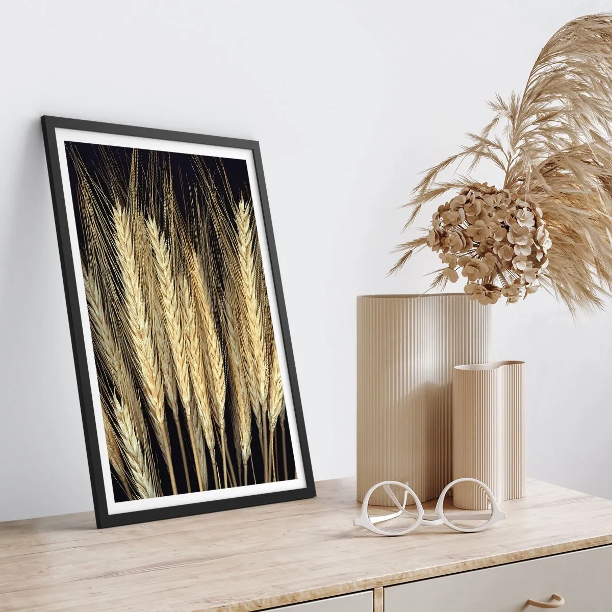 Poster în ramă neagră - Prim-plan al spicelor de grâu pe un fundal negru - 50x70cm - Magie rustică - Decorațiune modernă pentru perete pentru living și dormitor ARTTOR