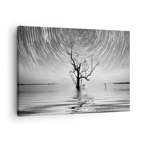 Tablou pe pânză Canvas - Un copac în apă sub un cer nocturn cu stele în mișcare - 70x50cm - O simfonie a naturii - Decorațiune modernă pentru perete pentru living și dormitor ARTTOR