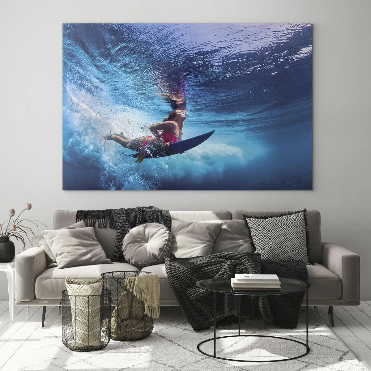 Tablou pe sticlă - O scenă subacvatică cu un surfer în acțiune dinamică - 70x50cm - Profunzimea bucuriei - Decorațiune modernă pentru perete pentru living și dormitor ARTTOR