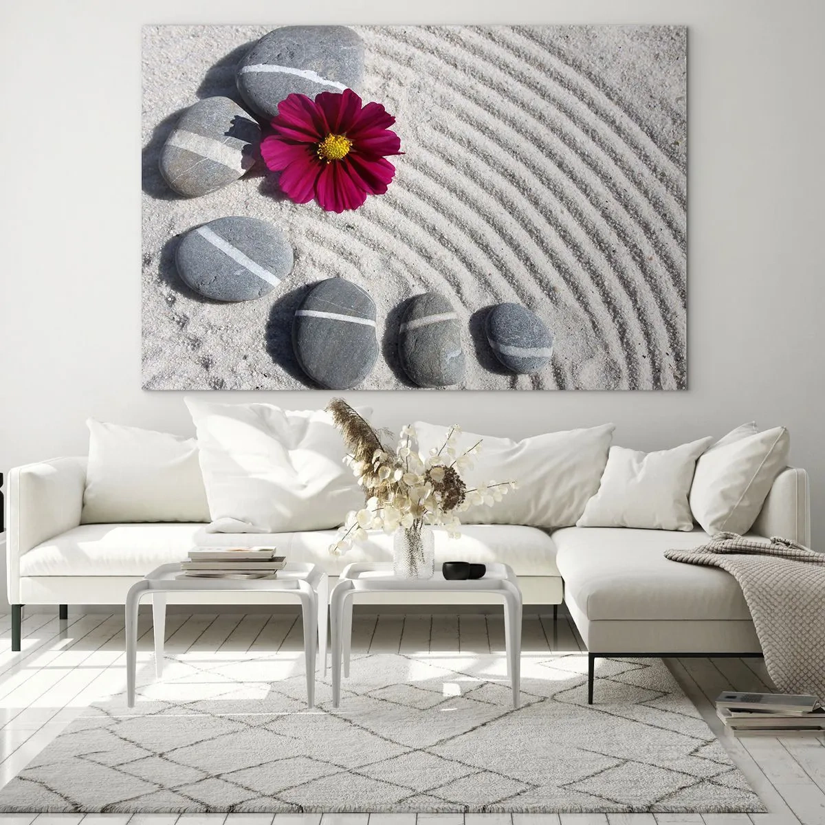 Tablou pe sticlă - Pietre cu dungi albe și o floare violetă pe nisip în stil zen - 70x50cm - Energia și liniștea cercului magic al naturii - Decorațiune modernă pentru perete pentru living și dormitor ARTTOR