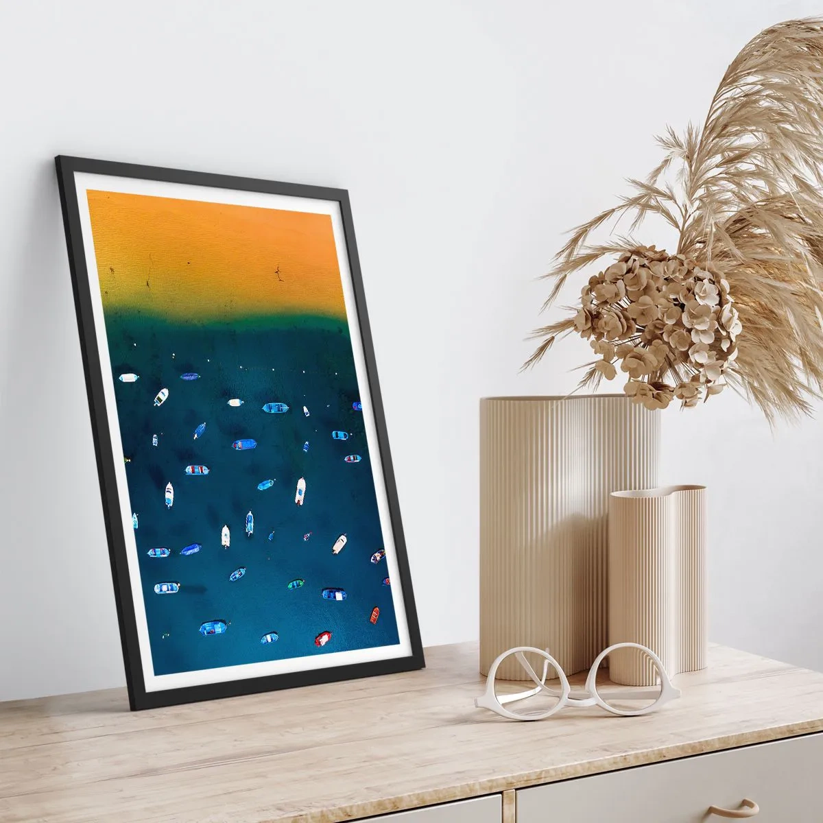 Poster în ramă neagră - Vedere aeriană a bărcilor plutind de-a lungul plajei - 50x70cm - Joc de vacanță - Decorațiune modernă pentru perete pentru living și dormitor ARTTOR