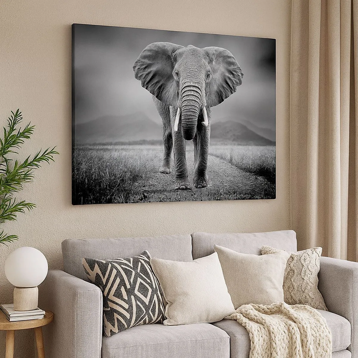 Tablou pe pânză Canvas - Un elefant puternic pe savană în tonuri monocromatice - 70x50cm - Gazda te salută - Decorațiune modernă pentru perete pentru living și dormitor ARTTOR