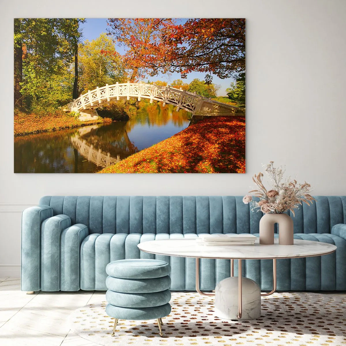 Tablou pe sticlă - Un pod de lemn peste un râu înconjurat de culorile toamnei - 70x50cm - Pe podul alb al suspinelor - Decorațiune modernă pentru perete pentru living și dormitor ARTTOR