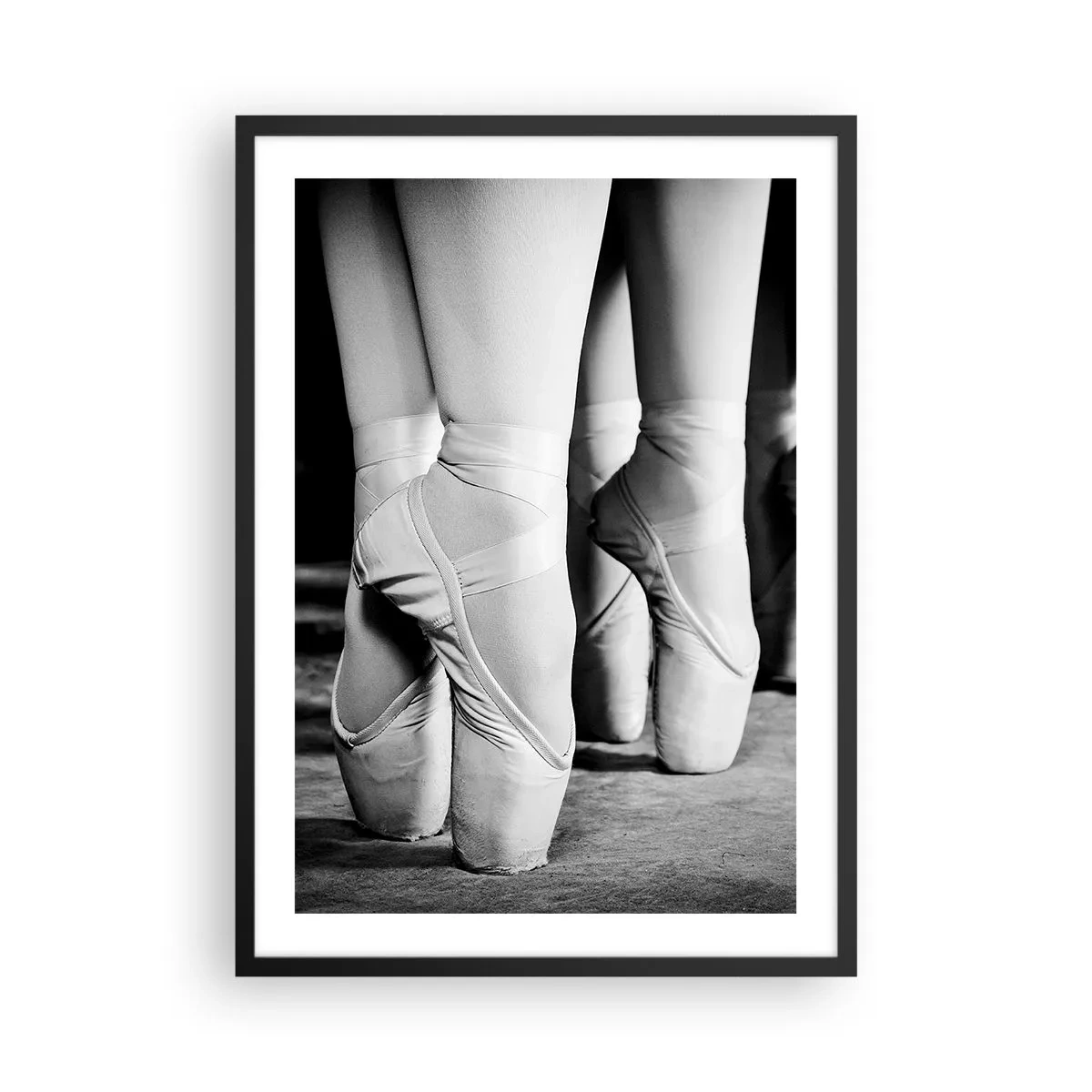 Poster în ramă neagră - Un poster alb-negru care înfățișează pantofi de balet cu poante. - 50x70cm - Împreună, elegant - Decorațiune modernă pentru perete pentru living și dormitor ARTTOR