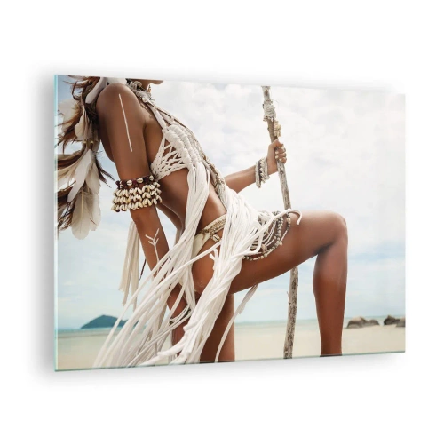 Tablou pe sticlă - O femeie în haine etnice, cu scoici și un băț, pe plajă. - 70x50cm - Preoteasa Soarelui - Decorațiune modernă pentru perete pentru living și dormitor ARTTOR