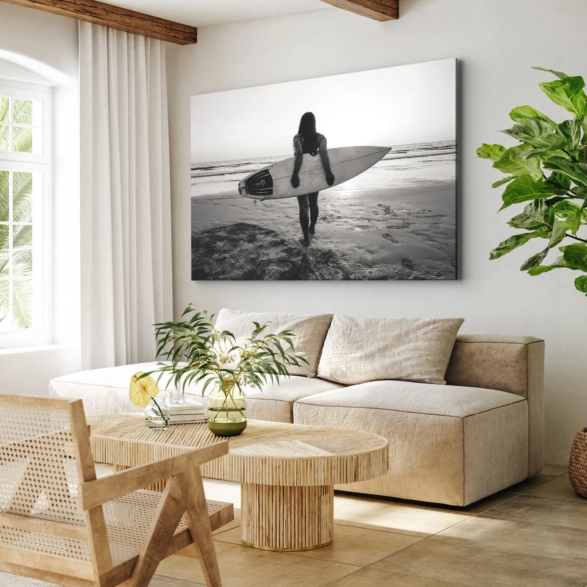 Tablou pe pânză Canvas - Femeie cu placă de surf pe plajă în alb și negru - 70x50cm - Fiica valului mării - Decorațiune modernă pentru perete pentru living și dormitor ARTTOR