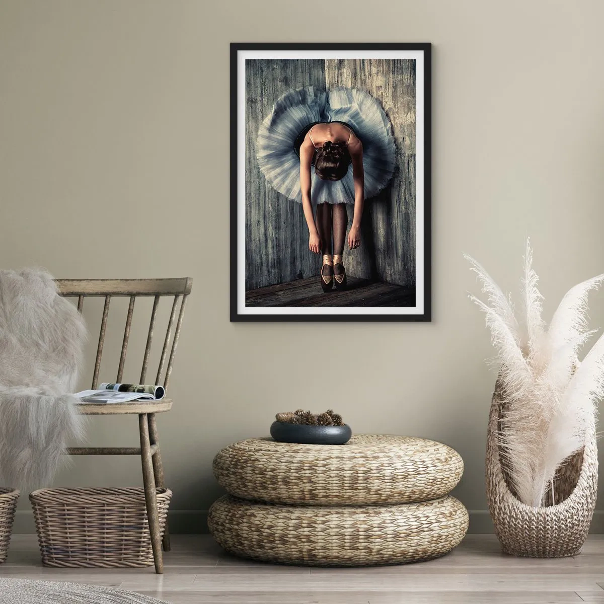 Poster în ramă neagră - O balerină elegantă într-o poză clasică, așezată pe un perete brut. - 50x70cm - Când muzica se oprește - Decorațiune modernă pentru perete pentru living și dormitor ARTTOR