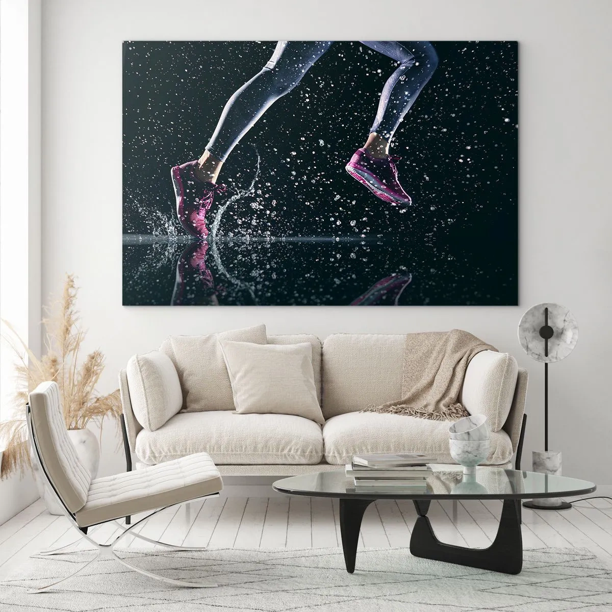 Tablou pe sticlă - Alergând prin apă în pantofi sport pe un fundal întunecat - 70x50cm - Cât de mult puteți - Decorațiune modernă pentru perete pentru living și dormitor ARTTOR
