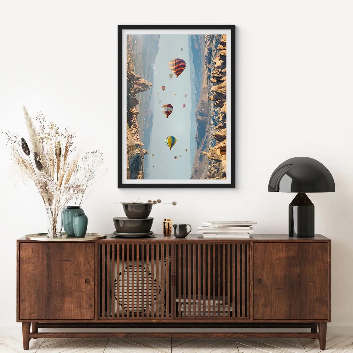 Poster în ramă neagră - Baloane cu aer cald plutind peste teren stâncos - 50x70cm - Orice este posibil aici - Decorațiune modernă pentru perete pentru living și dormitor ARTTOR
