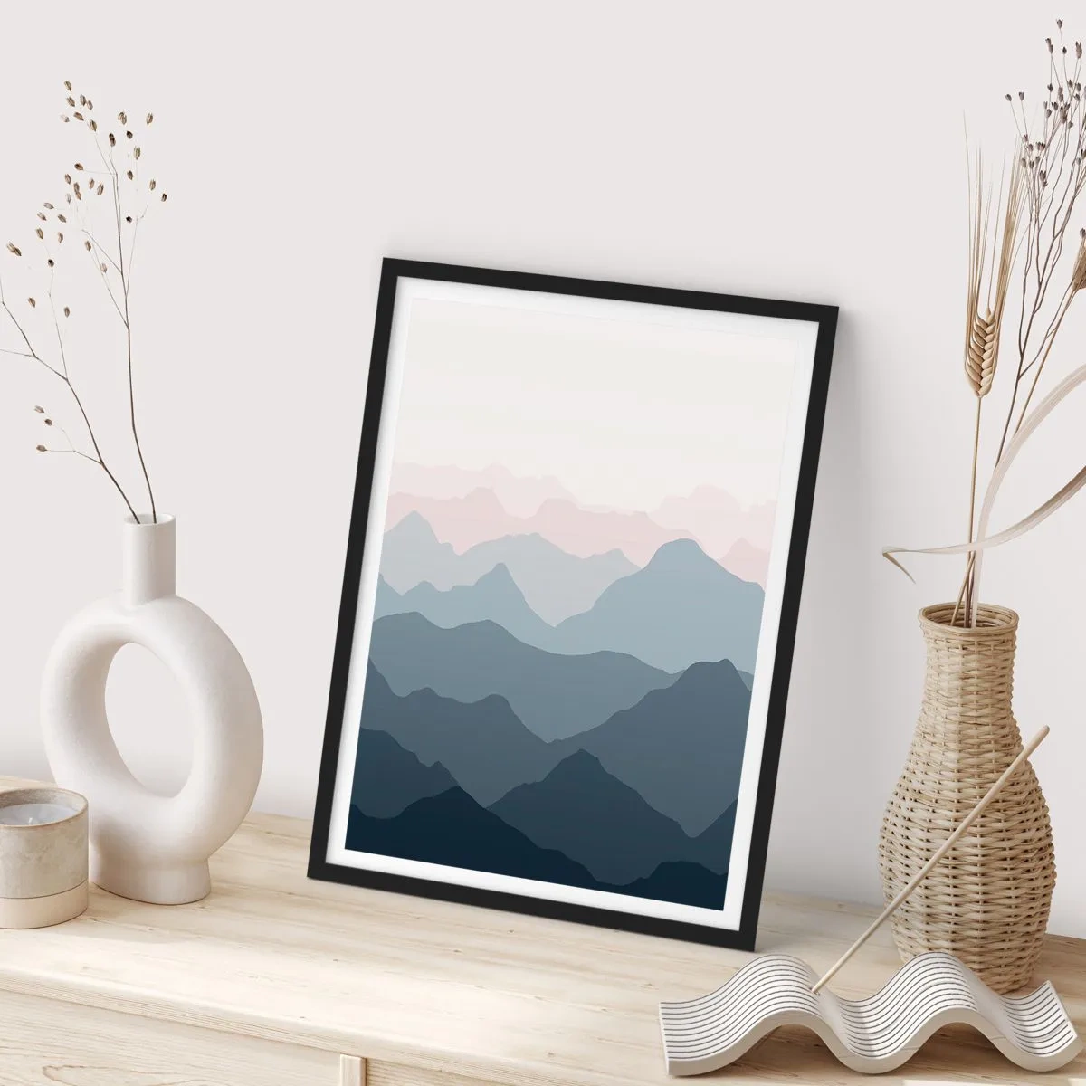 Poster în ramă neagră - Lanțuri muntoase stratificate în nuanțe de albastru și gri - 50x70cm - Valuri de munți - Decorațiune modernă pentru perete pentru living și dormitor ARTTOR