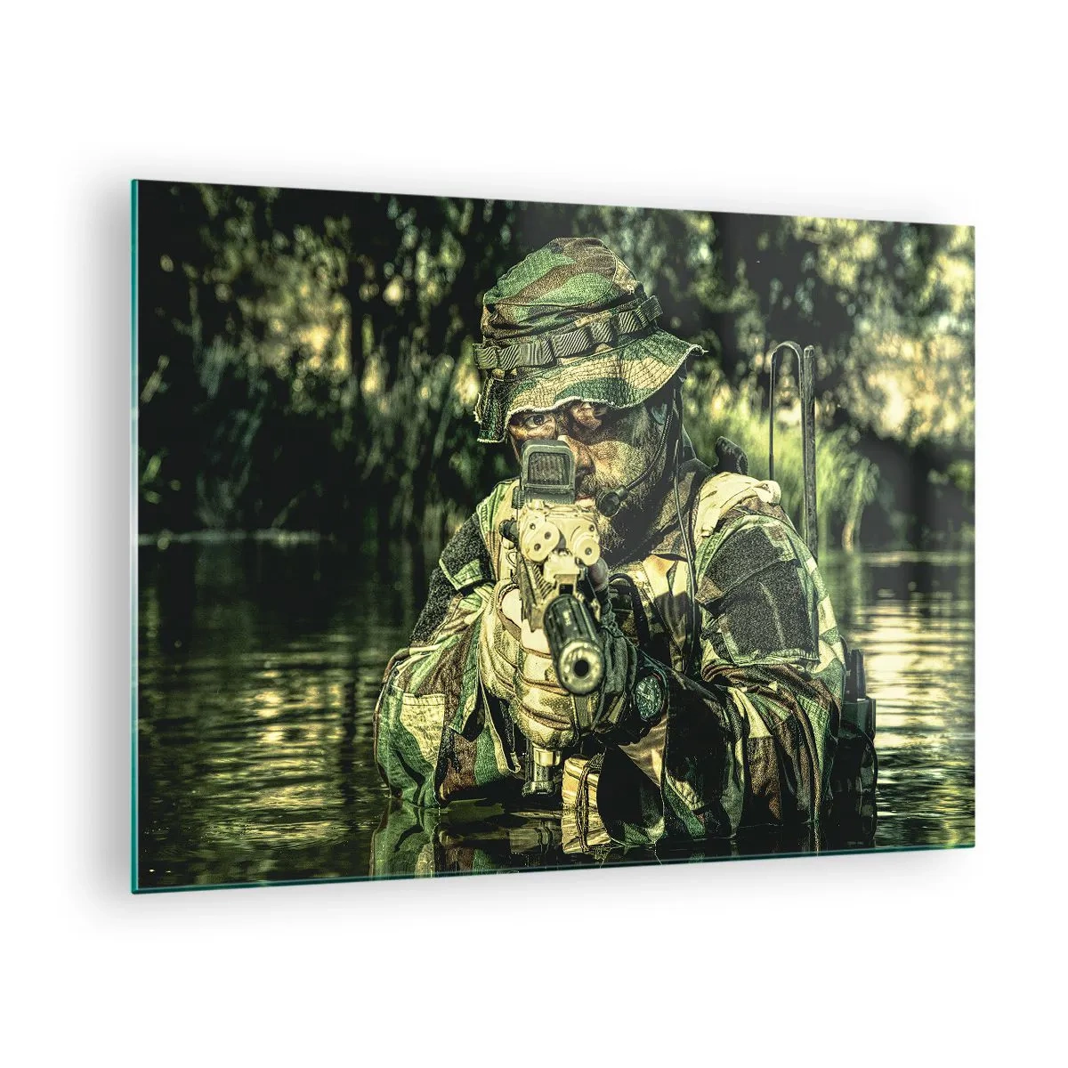 Tablou pe sticlă - Un soldat în camuflaj complet țintește printr-o vizieră într-un mediu apos. - 70x50cm - Cel mai bun dintre cei mai buni - Decorațiune modernă pentru perete pentru living și dormitor ARTTOR