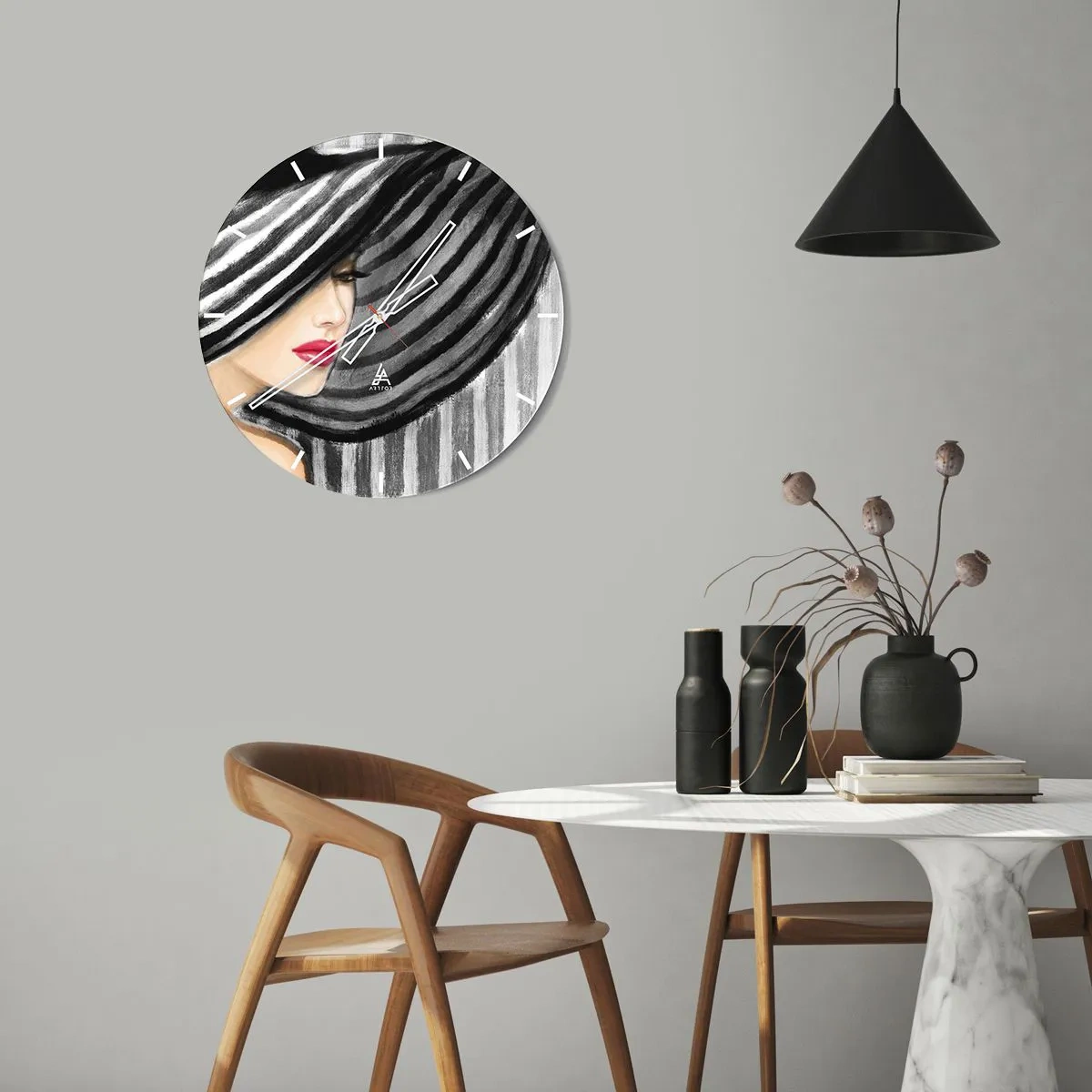 Ceas de perete - Ceas pe sticlă - Chipul unei femei într-o elegantă pălărie cu dungi albe și negre - 30x30cm - Unde te pot găsi? - Decorațiune modernă pentru perete pentru living, bucătărie și dormitor ARTTOR