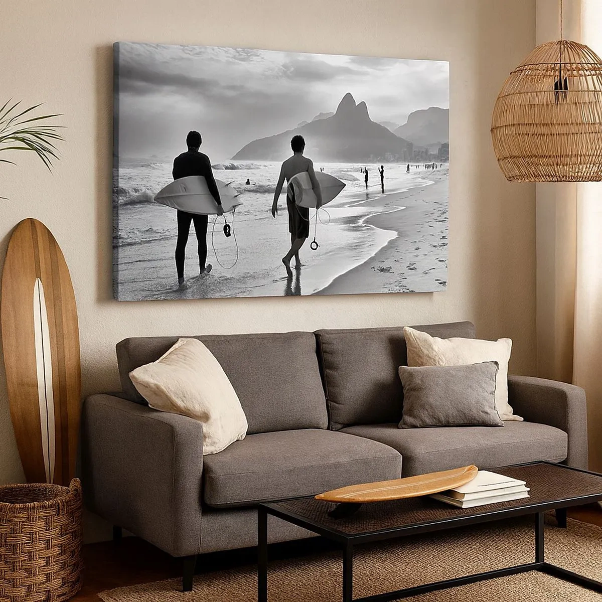 Tablou pe pânză Canvas - Doi surferi mergând pe plajă cu plăcile lor în alb și negru. - 70x50cm - Samba pentru un val - Decorațiune modernă pentru perete pentru living și dormitor ARTTOR