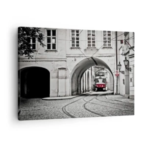 Tablou pe pânză Canvas - Un tramvai alb-negru pe o stradă istorică a orașului - 70x50cm - Printr-un labirint urban - Decorațiune modernă pentru perete pentru living și dormitor ARTTOR