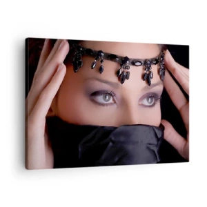 Tablou pe pânză Canvas - Portret de femeie cu bijuterii decorative pe un fundal negru - 70x50cm - Mister oriental ispititor - Decorațiune modernă pentru perete pentru living și dormitor ARTTOR