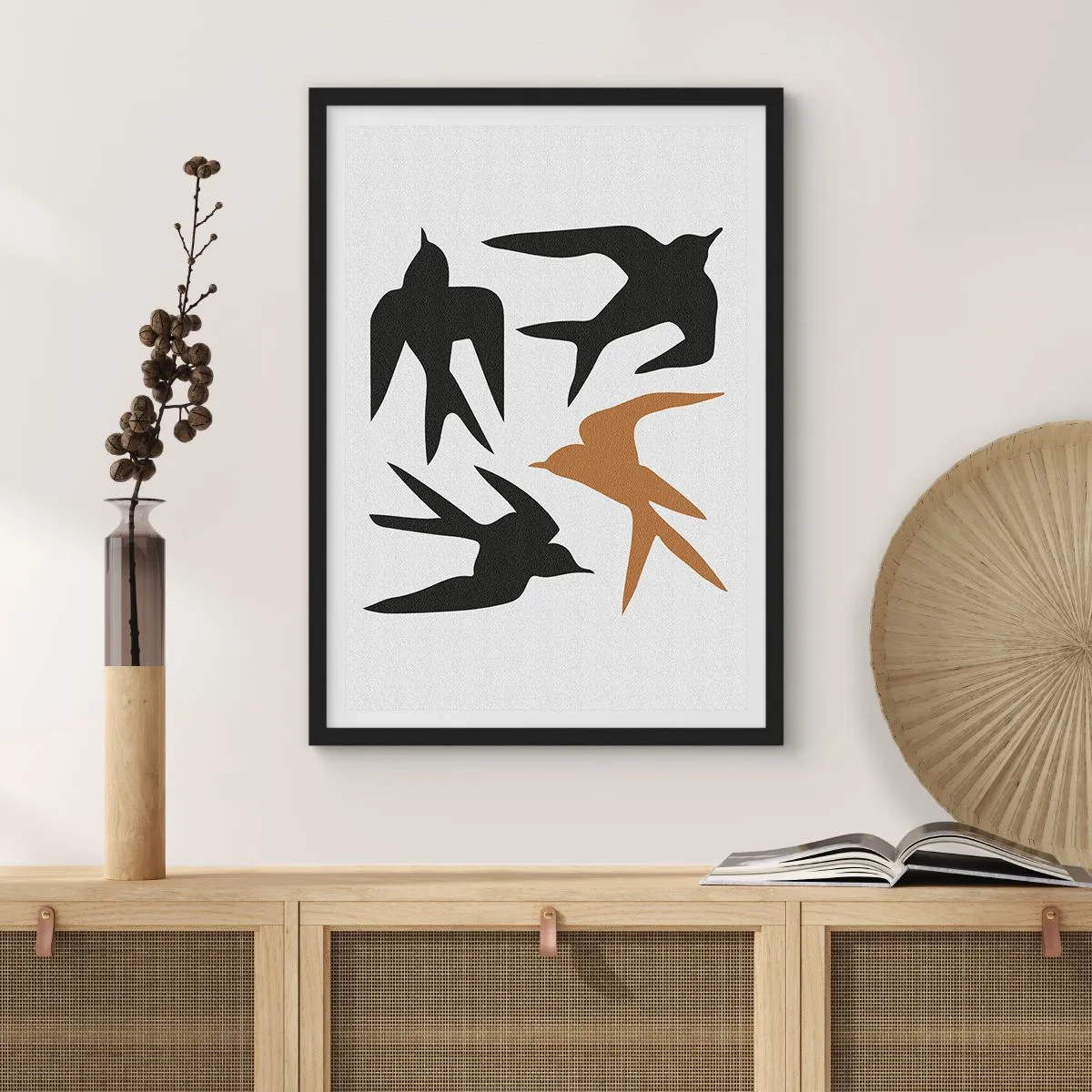 Poster în ramă neagră - Siluete stilizate de rândunele pe un fundal deschis - 50x70cm - Jocurile rândunelelor - Decorațiune modernă pentru perete pentru living și dormitor ARTTOR