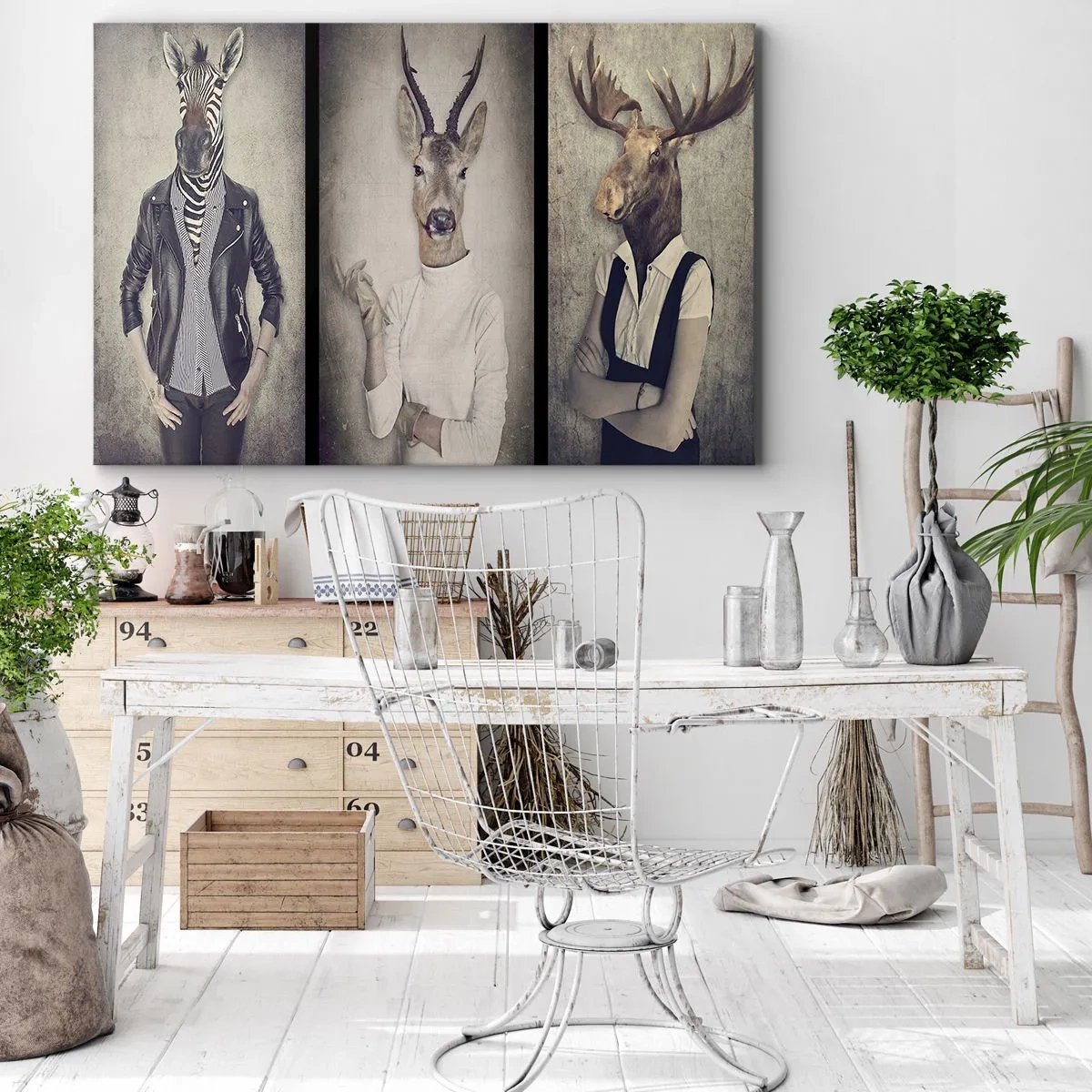 Tablou pe pânză Canvas - Un triptic cu figuri de animale în haine umane pe un fundal artistic - 70x50cm - Lăsați gesturile să vorbească - Decorațiune modernă pentru perete pentru living și dormitor ARTTOR