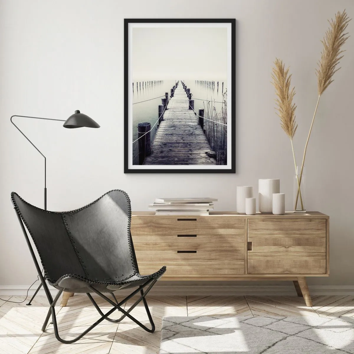 Poster în ramă neagră - Un pod de lemn care duce într-o întindere de apă cețoasă - 50x70cm - Scufundă-te în pace - Decorațiune modernă pentru perete pentru living și dormitor ARTTOR