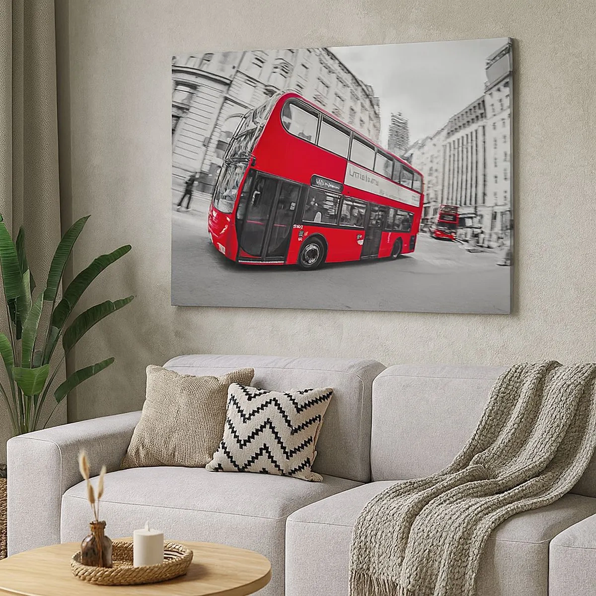 Tablou pe pânză Canvas - Un autobuz roșu londonez pe o stradă alb-negru - 70x50cm - Londra în mod tradițional - by bus - Decorațiune modernă pentru perete pentru living și dormitor ARTTOR