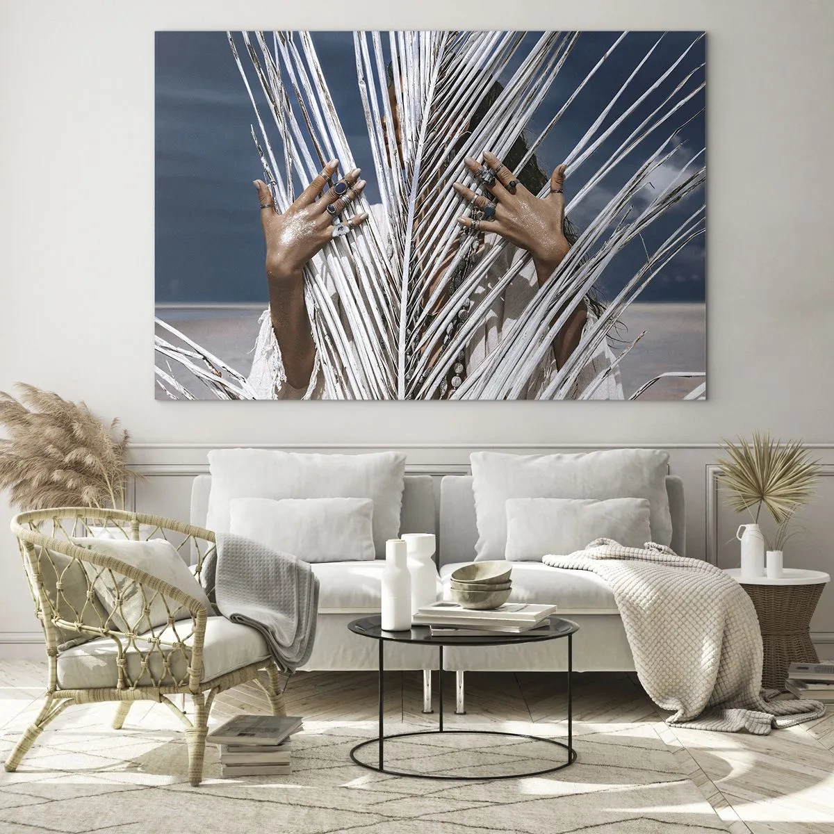 Tablou pe sticlă - Mâinile unei femei decorate cu inele în spatele unui palmier uscat - 70x50cm - Prietena șamanului? - Decorațiune modernă pentru perete pentru living și dormitor ARTTOR
