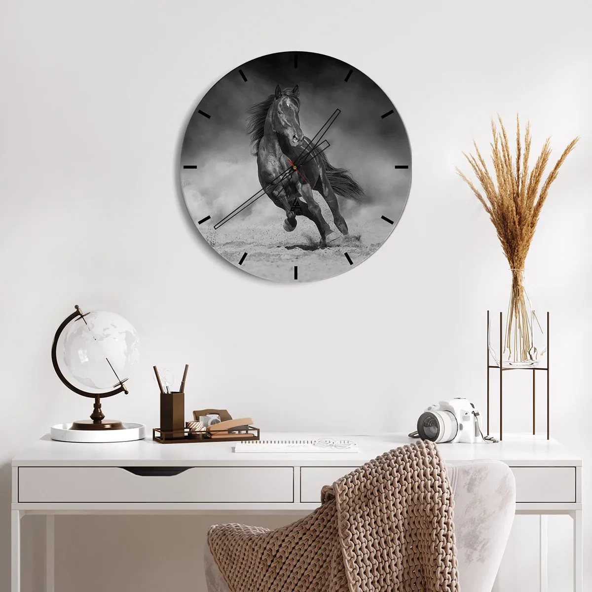 Ceas de perete - Ceas pe sticlă - Ilustrație a unei femei machiate care ține o orhidee la gură - 30x30cm - Dorința emirului - Decorațiune modernă pentru perete pentru living, bucătărie și dormitor ARTTOR