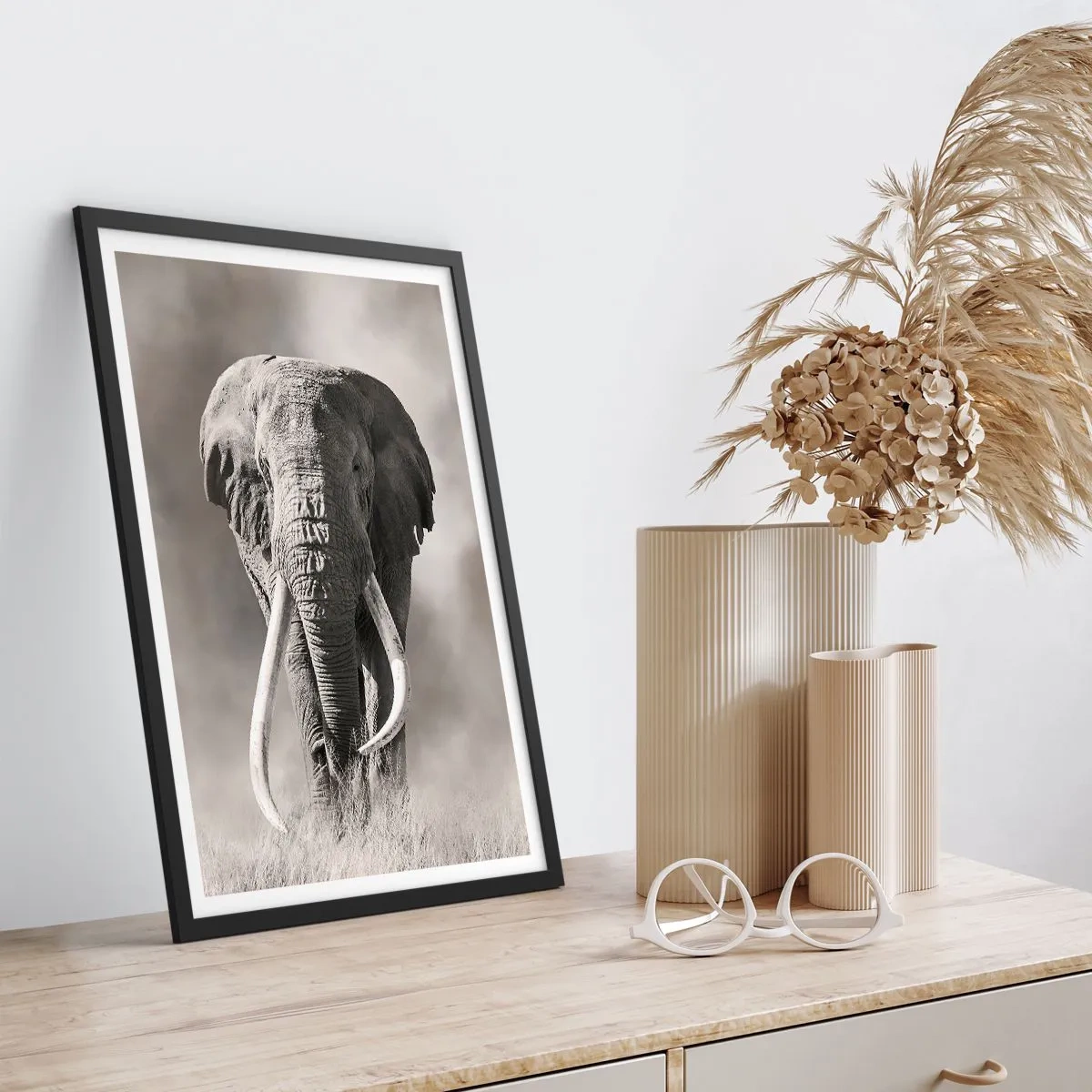 Poster în ramă neagră - Portret monocrom al unui elefant maiestuos - 50x70cm - Patriarh african - Decorațiune modernă pentru perete pentru living și dormitor ARTTOR