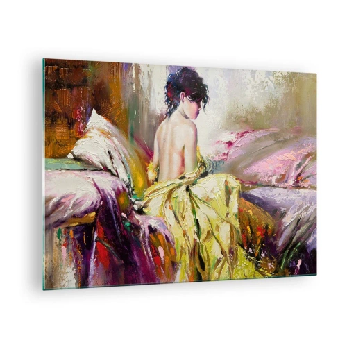 Tablou pe sticlă - O femeie într-o rochie galbenă așezată pe un pat, în stil impresionist. - 70x50cm - Mi
