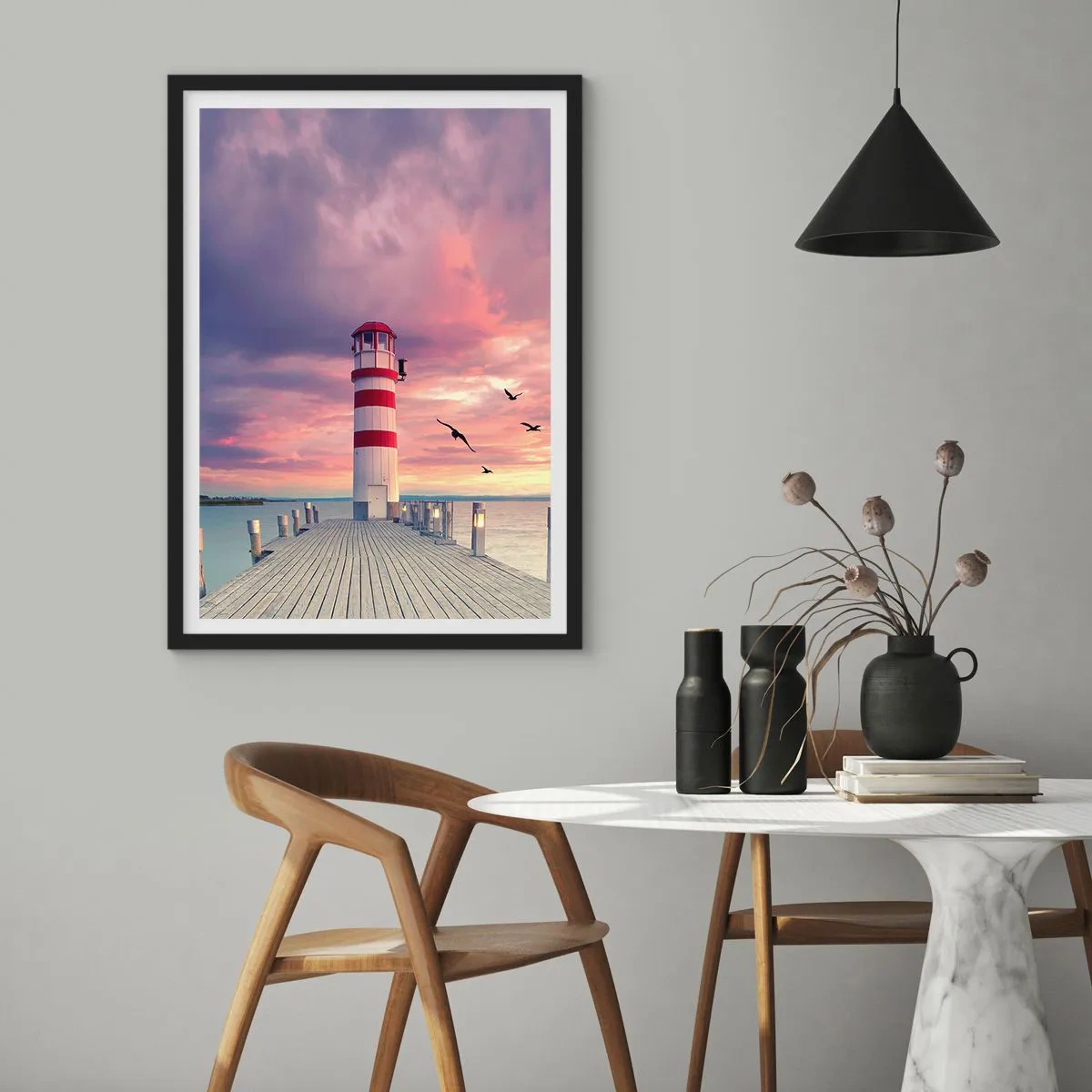 Poster în ramă neagră - Farul pe fundalul apusului de soare - 50x70cm - Să ne întoarcem în port - Decorațiune modernă pentru perete pentru living și dormitor ARTTOR