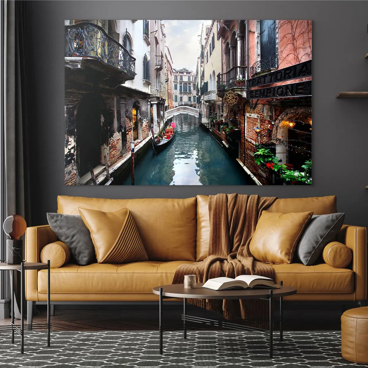 Tablou pe sticlă - Un canal venețian cu o gondolă înconjurat de clădiri istorice - 70x50cm - Peisaj venețian cu gondolă și pod - Decorațiune modernă pentru perete pentru living și dormitor ARTTOR