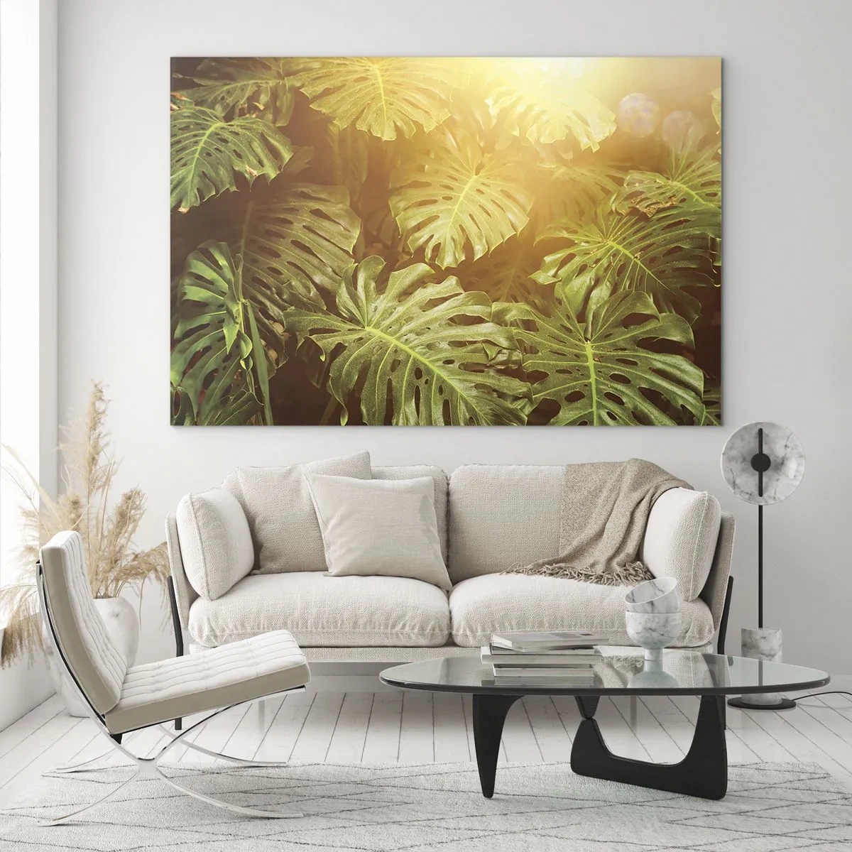 Tablou pe sticlă - Frunze verzi de monstera în lumina aurie a soarelui tropical - 70x50cm - Poftiți în verde - Decorațiune modernă pentru perete pentru living și dormitor ARTTOR