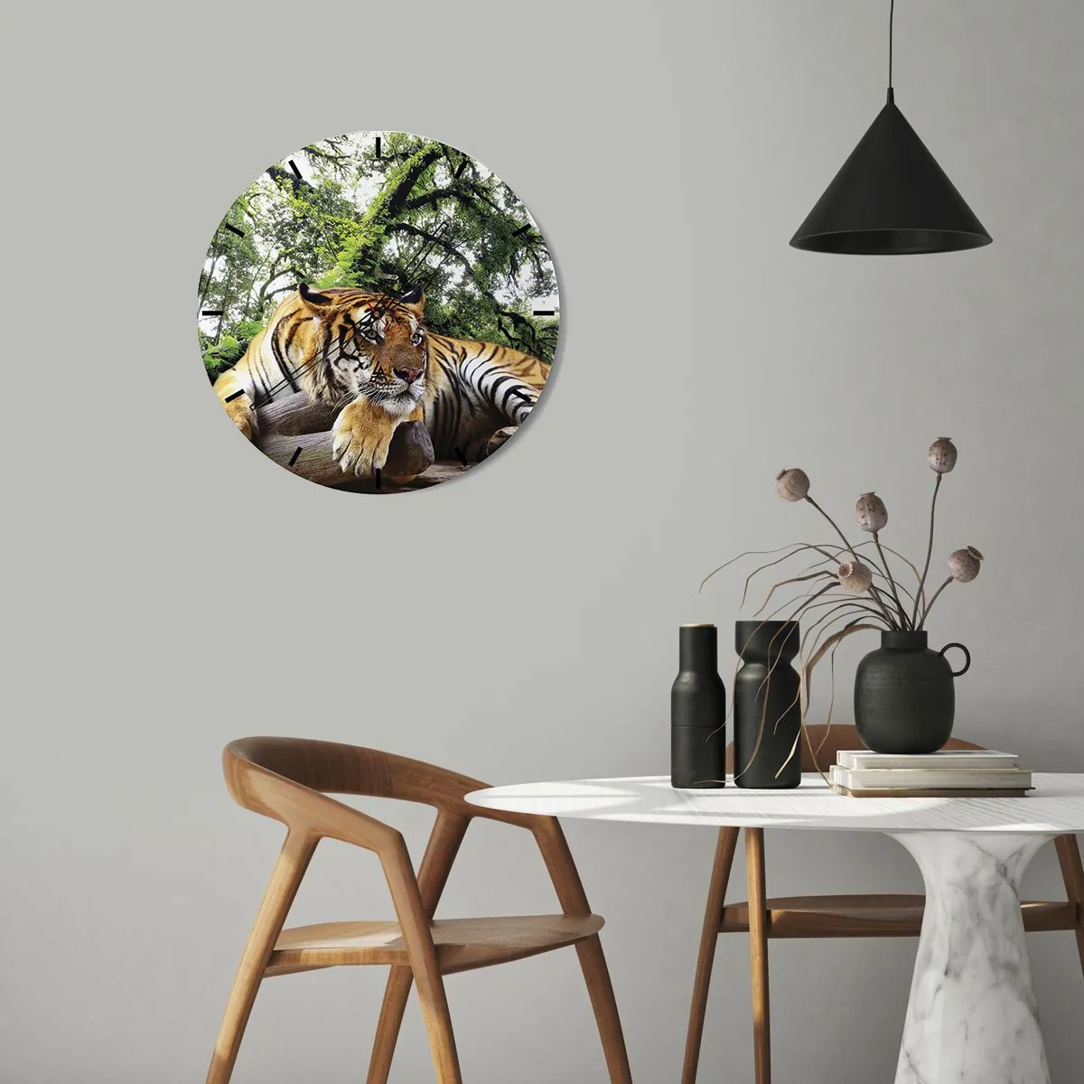 Ceas de perete - Ceas pe sticlă - Un tigru care se odihnește într-o pădure tropicală - 30x30cm - Cu respect - Decorațiune modernă pentru perete pentru living, bucătărie și dormitor ARTTOR