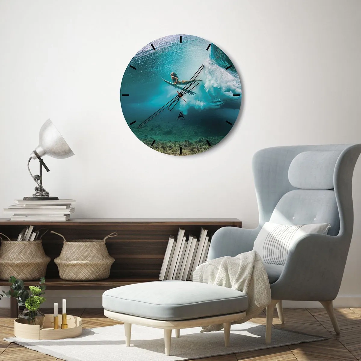 Ceas de perete - Ceas pe sticlă - Un surfer călărește un val în apă cristalină - 30x30cm - Lumea subacvatică - Decorațiune modernă pentru perete pentru living, bucătărie și dormitor ARTTOR