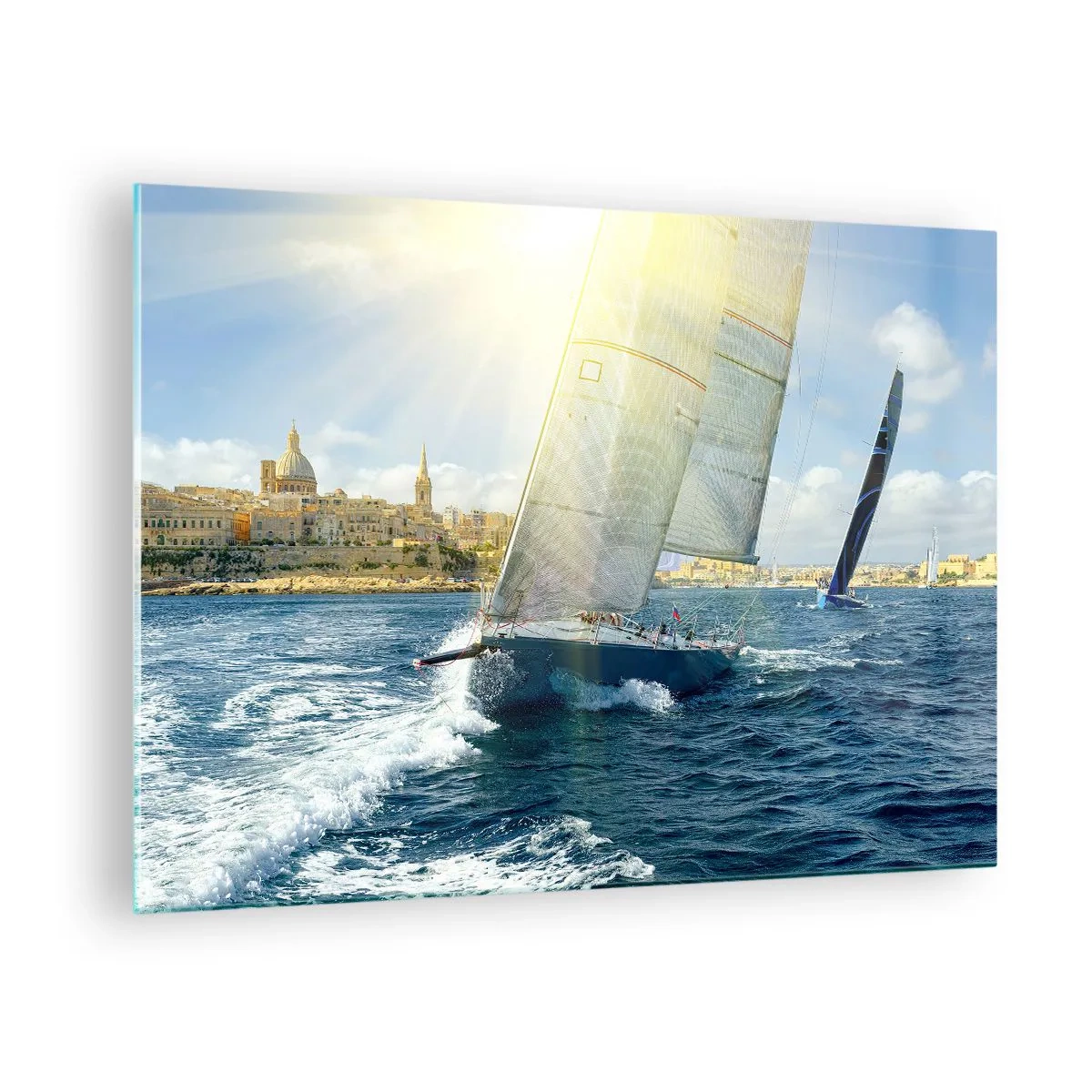 Tablou pe sticlă - Un iaht navigând pe fundalul unui oraș într-o zi însorită - 70x50cm - E timpul să părăsim orașul - Decorațiune modernă pentru perete pentru living și dormitor ARTTOR