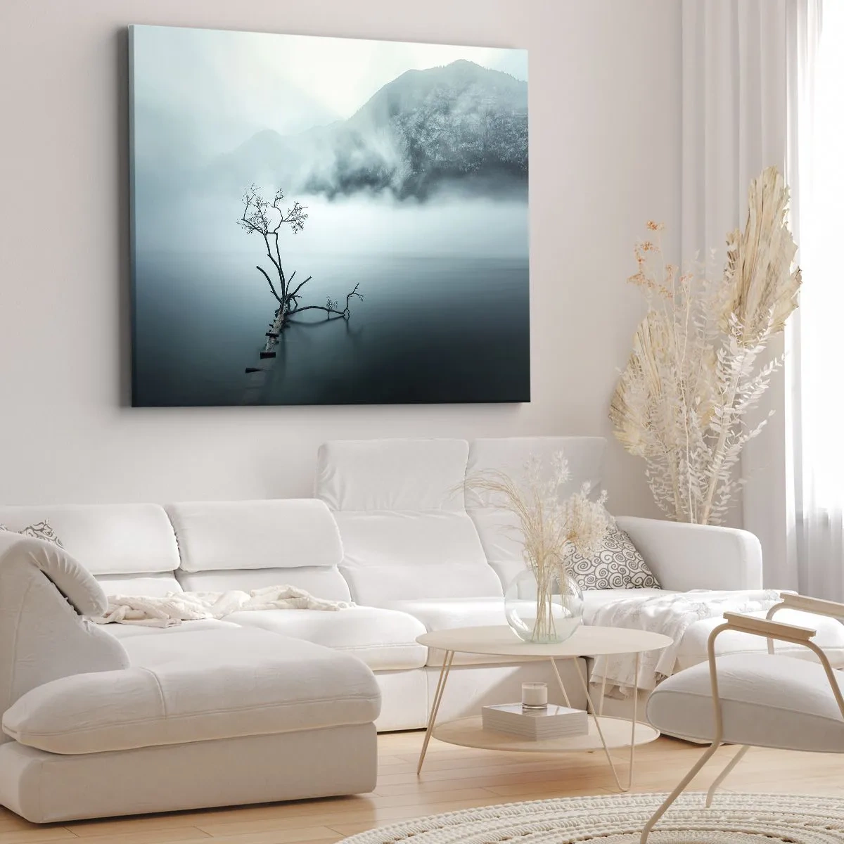 Tablou pe pânză Canvas - Un copac singuratic în apă, înconjurat de ceață și munți - 70x50cm - Din apă și ceață - Decorațiune modernă pentru perete pentru living și dormitor ARTTOR