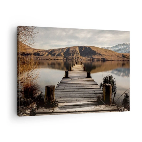 Tablou pe pânză Canvas - Un dig de lemn peste un lac înconjurat de dealuri pitorești - 70x50cm - Peisaj în tăcere - Decorațiune modernă pentru perete pentru living și dormitor ARTTOR