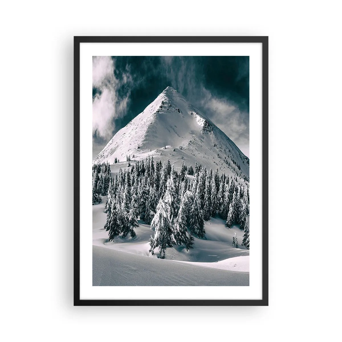 Poster în ramă neagră - Peisaj montan de iarnă cu copaci acoperiți de zăpadă - 50x70cm - Țara zăpezii și a gheții - Decorațiune modernă pentru perete pentru living și dormitor ARTTOR
