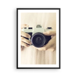 Poster în ramă neagră - Mâini care țin un aparat foto clasic - 50x70cm - Pentru a vedea mai multe... - Decorațiune modernă pentru perete pentru living și dormitor ARTTOR