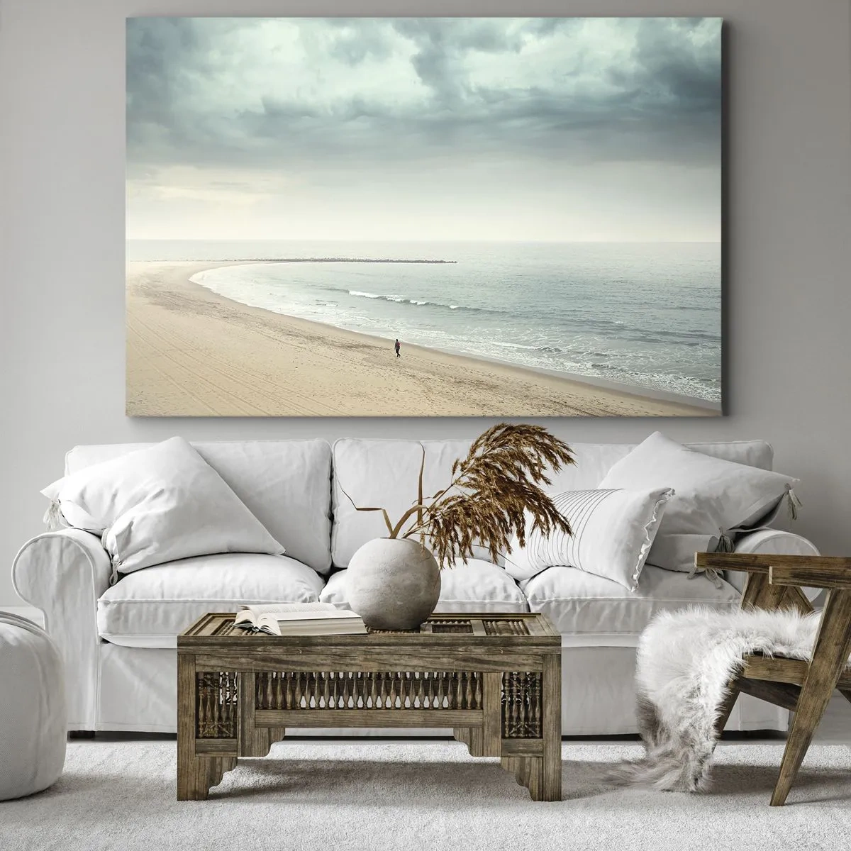 Tablou pe pânză Canvas - O figură singuratică pe o plajă pustie, lângă o mare calmă - 70x50cm - Căutând liniștea - Decorațiune modernă pentru perete pentru living și dormitor ARTTOR