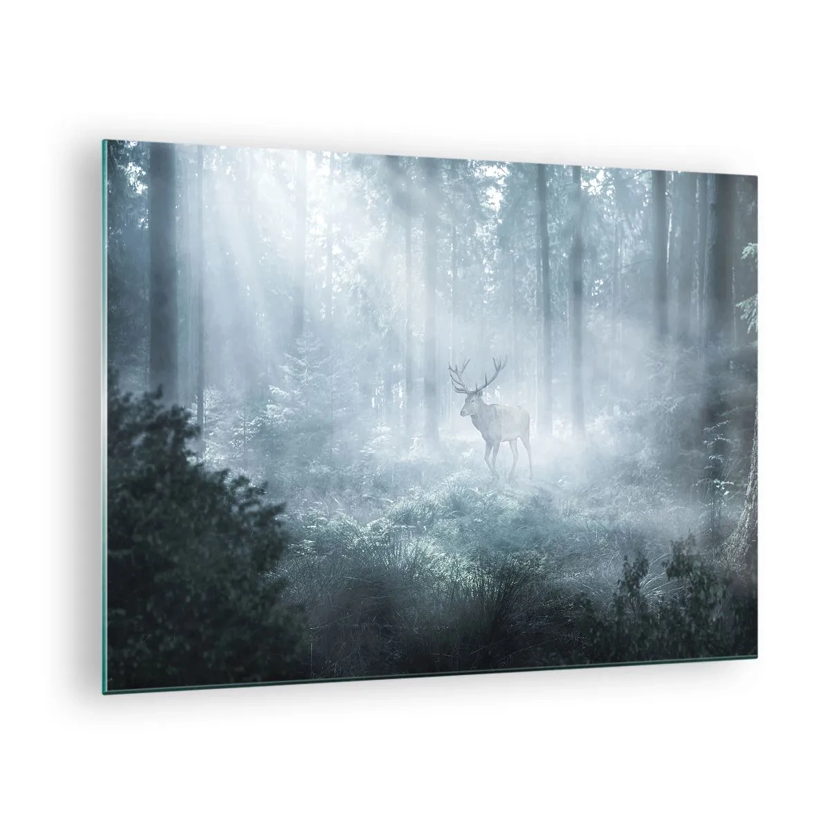 Tablou pe sticlă - Un cerb într-o pădure învăluită în ceață, iluminat de razele soarelui de dimineață - 70x50cm - Plimbarea de dimineață prin regat - Decorațiune modernă pentru perete pentru living și dormitor ARTTOR