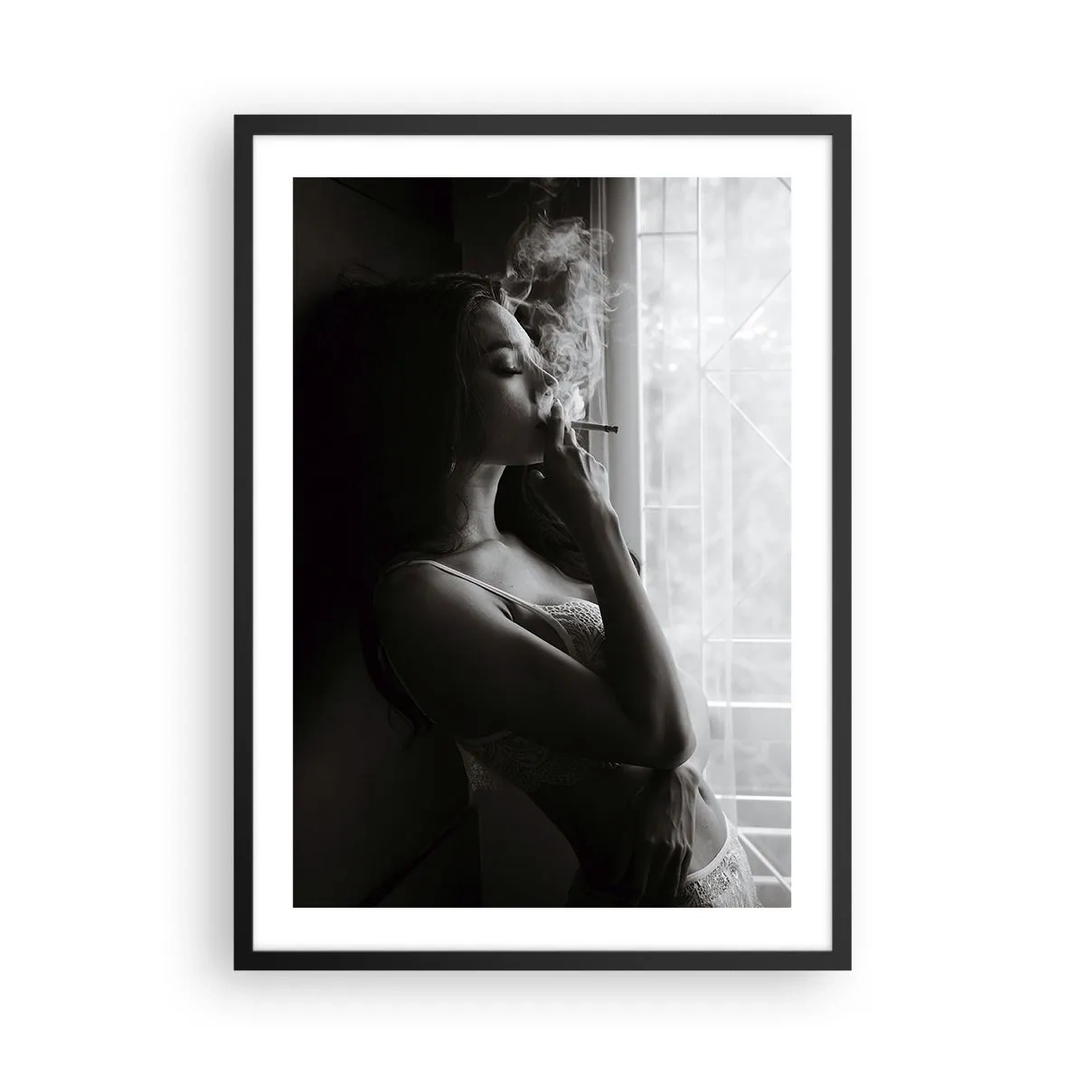 Poster în ramă neagră - O femeie în lenjerie intimă fumând o țigară în alb și negru - 50x70cm - Un moment senzual - Decorațiune modernă pentru perete pentru living și dormitor ARTTOR