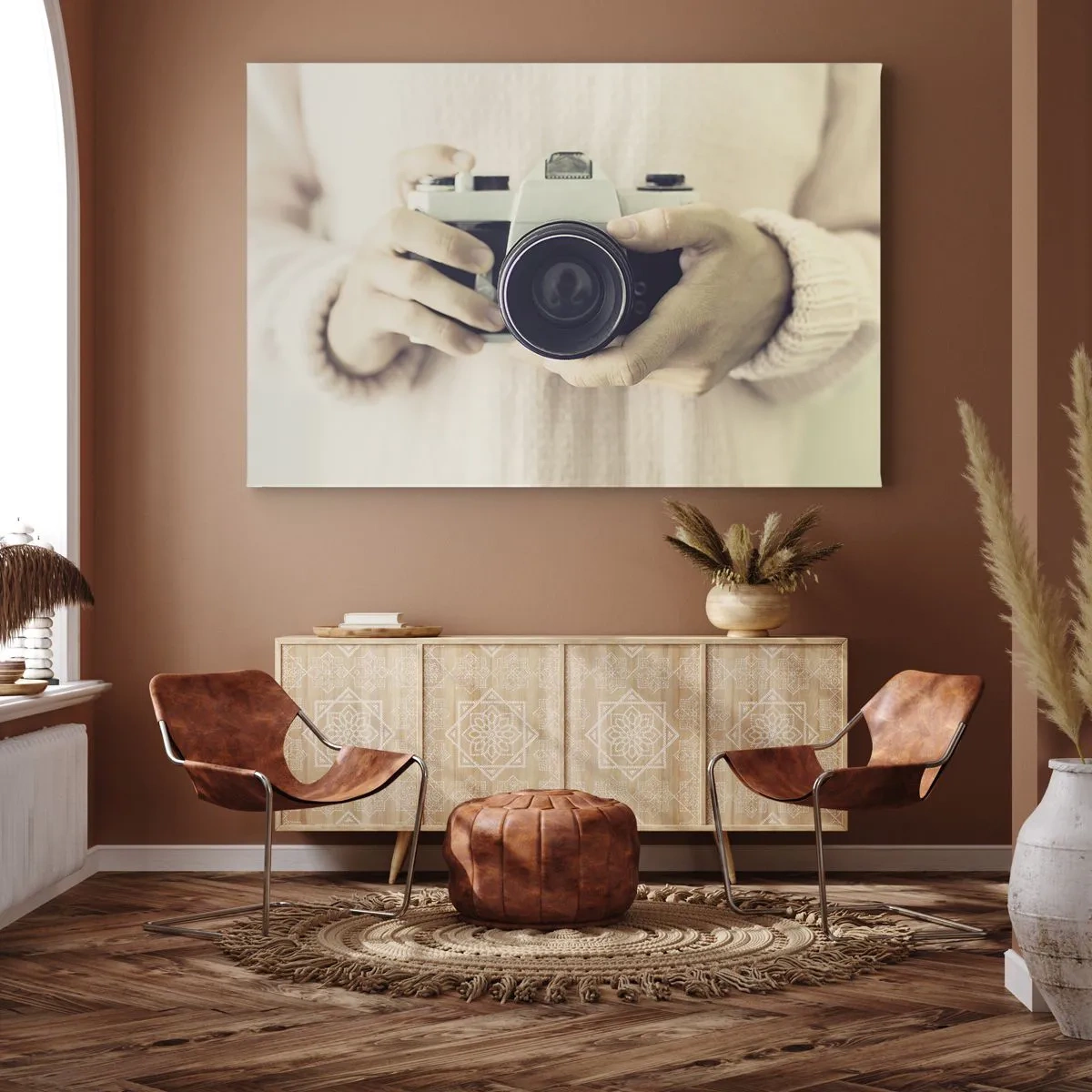 Tablou pe pânză Canvas - Aparat foto retro ținut în mână pe un fundal luminos - 70x50cm - Pentru a vedea mai multe... - Decorațiune modernă pentru perete pentru living și dormitor ARTTOR