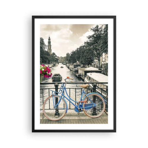 Poster în ramă neagră - O bicicletă albastră pe fundalul unui canal din Amsterdam - 50x70cm - Culorile unui canal din Amsterdam - Decorațiune modernă pentru perete pentru living și dormitor ARTTOR